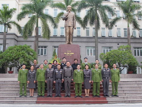 Lãnh đạo Học viện CSND Việt Nam và lãnh đạo Học viện Cảnh sát Hoàng gia Thái Lan chụp ảnh lưu niệm tại Tượng đài Chủ tịch Hồ Chí Minh.